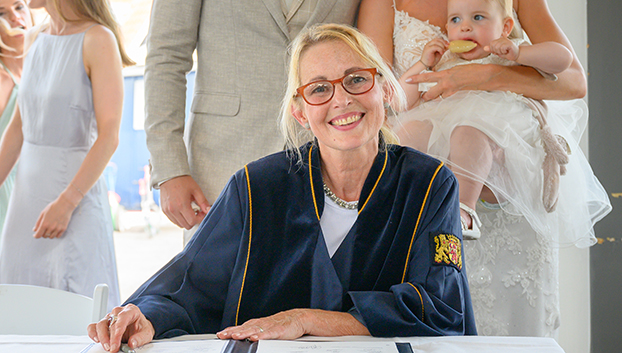 Trouwambtenaar Colinda Bakker