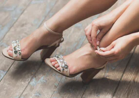 Bruidsschoenen & nailart voor de tenen