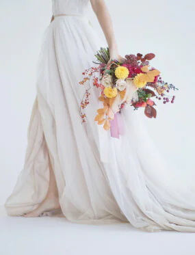 Bruidsboeket met dahlia’s & vintage bloem decoraties