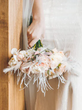Bruidsboeketten zonder of gecombineerd met bloemen