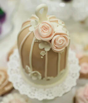 De bruidstaart en cup cakes