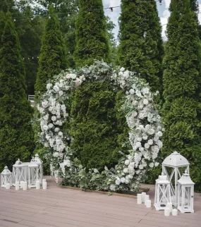 Bruiloft boog met witte bloemen & groen | Buiten trouwen
