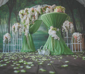 Groene & hangende bloemdecoratie ideeën voor je bruiloft