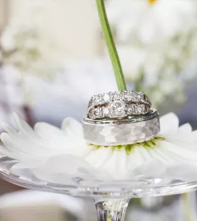 Kan een verlovingsring met een enorme diamant te groot zijn?