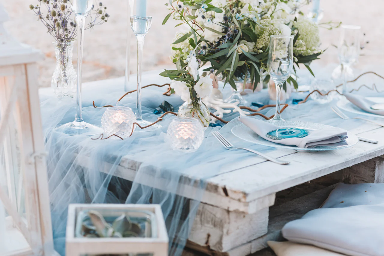 bruilofttafel die blauw gedekt is.